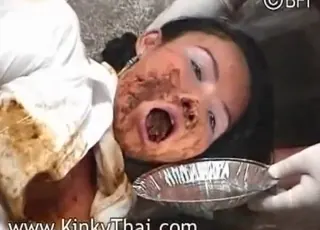变态泰国女舔狗鸡和精液